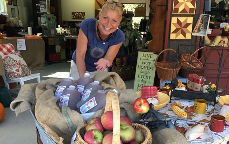 hannahs-farm-market-hannah-with-cider