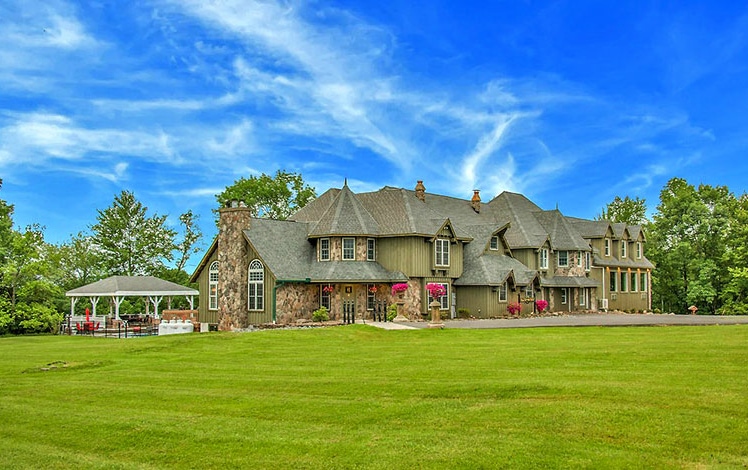 https://poconogo.com/wp-content/uploads/hilltop-mansion-exterior-748x470.jpg