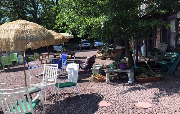 hog-heaven-ice-cream-table-with-tiki-umbrella