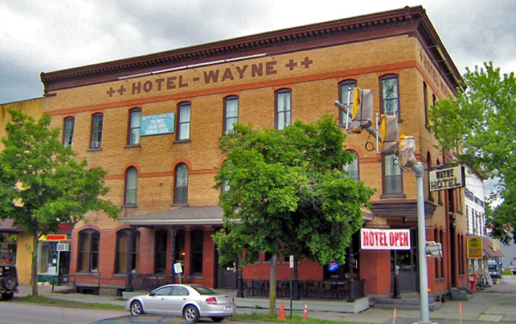 hotel-wayne-building-from-the-street