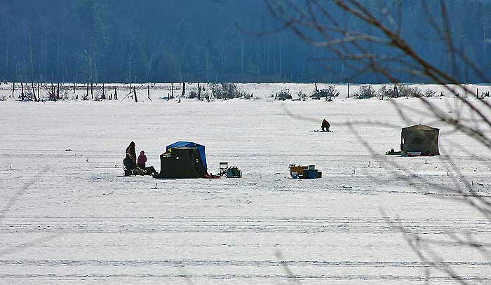 ice fishing on lake wallenpaupack men with tent