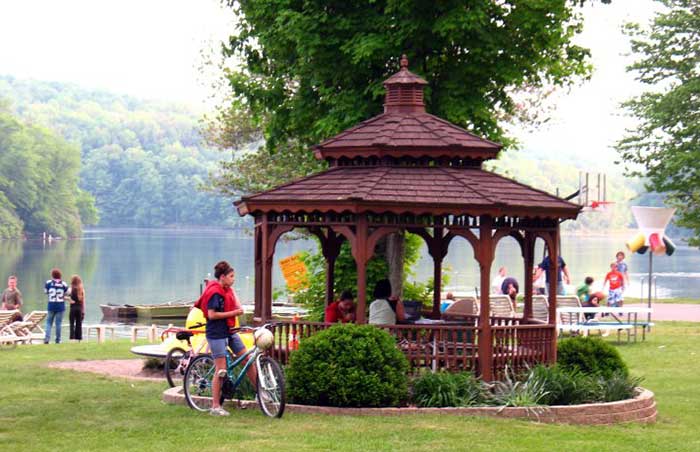 kean-lake-camping-resort-pergola-by-the-water