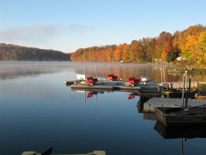 Keen Lake Camping & Cottage Resort pontoons by the pier