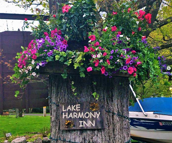 lake harmony inn sign with flowers on tree