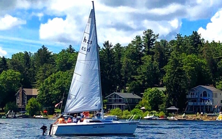 lake wallenpaupack sailboat and houses on shore