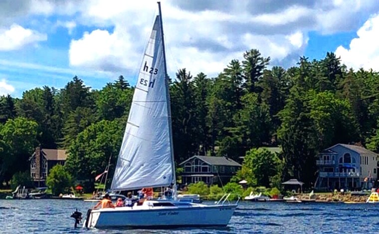 lake wallenpaupack sailboat and houses on shore