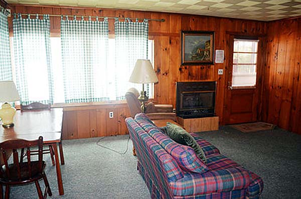 martins-lakefront-cottages-living-room-in-cottage