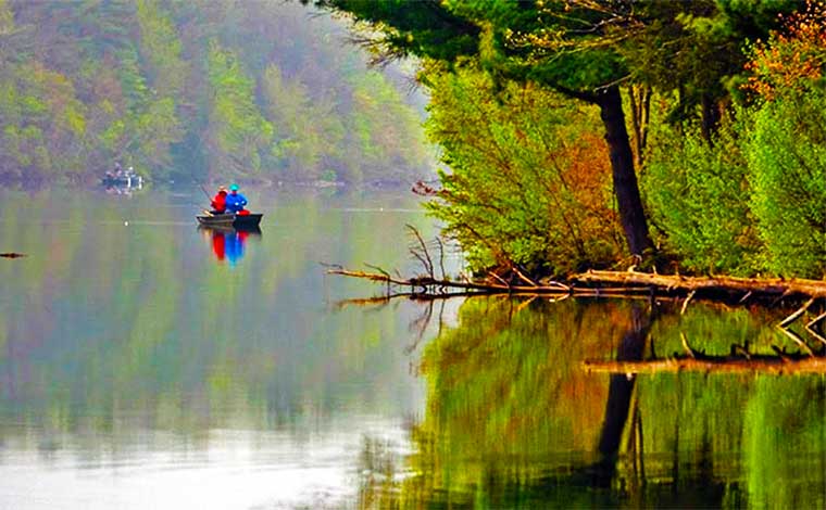 Mauch Chunk Lake Park couple boating