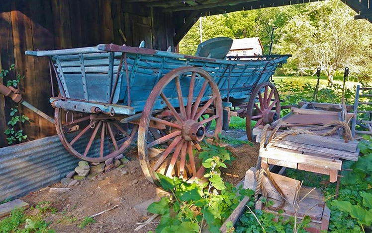 millbrook-village-antique-horse-drawn-cart-blue paint