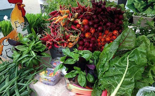 monroe-farmers-market-fresh-basil-heirloom-carrots