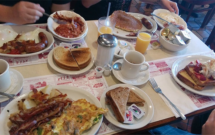 mountainhome-diner-table-of-breakfasts