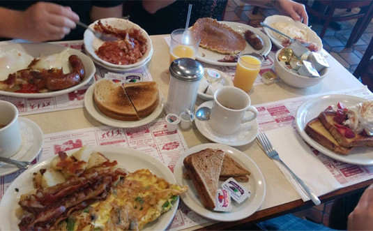 mountainhome-diner-table-of-breakfasts