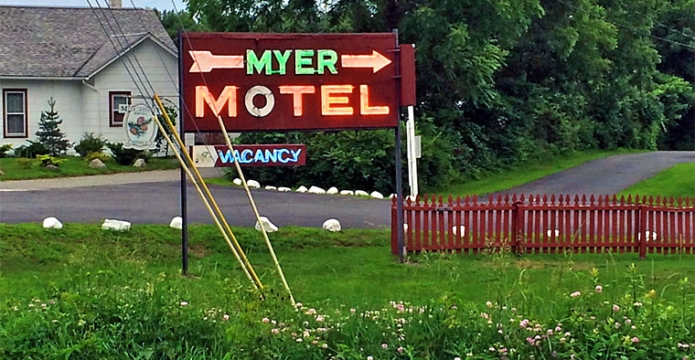 myer-country-motel-neon-sign