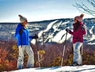 naturfi 2 women on mountain top on skis