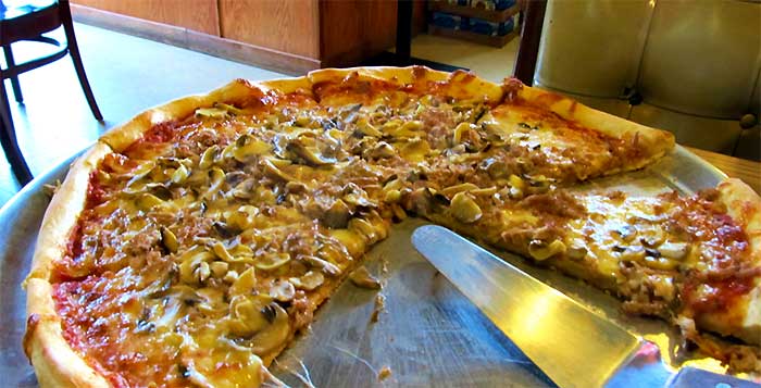pizzaro's-pizzeria-mushroom-pie