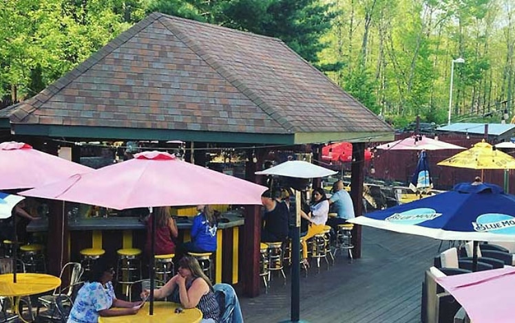 pocono-brewing-company-brewpub-folks-on-the-deck