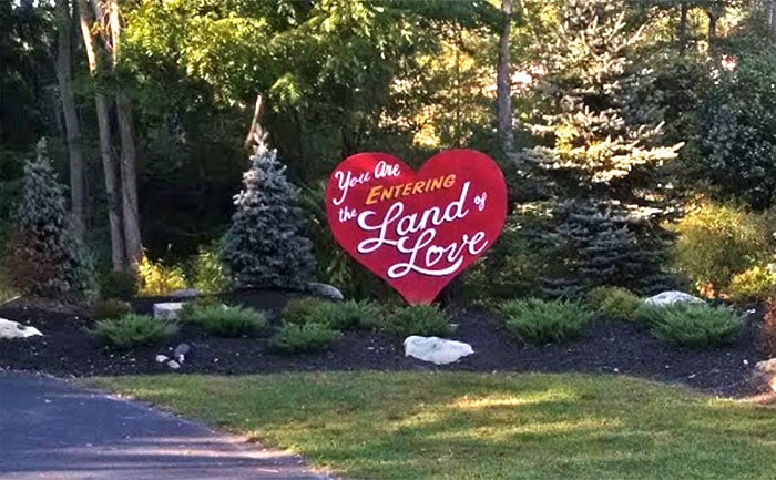 pocono-palace-resort-land-of-love-sign