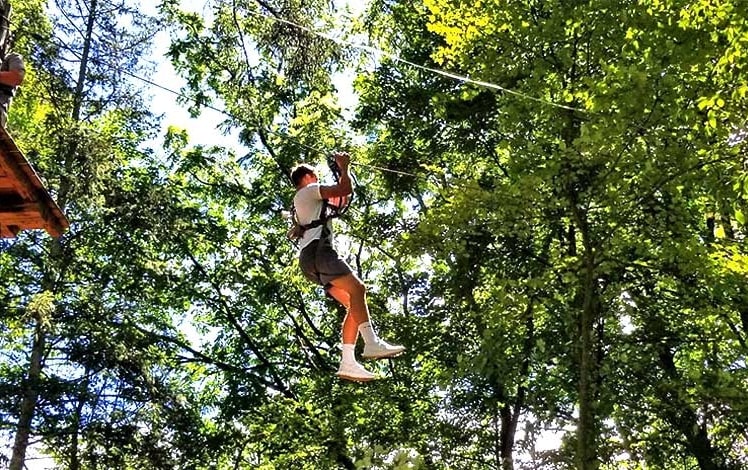 pocono-tree-adventures-man-ziplining