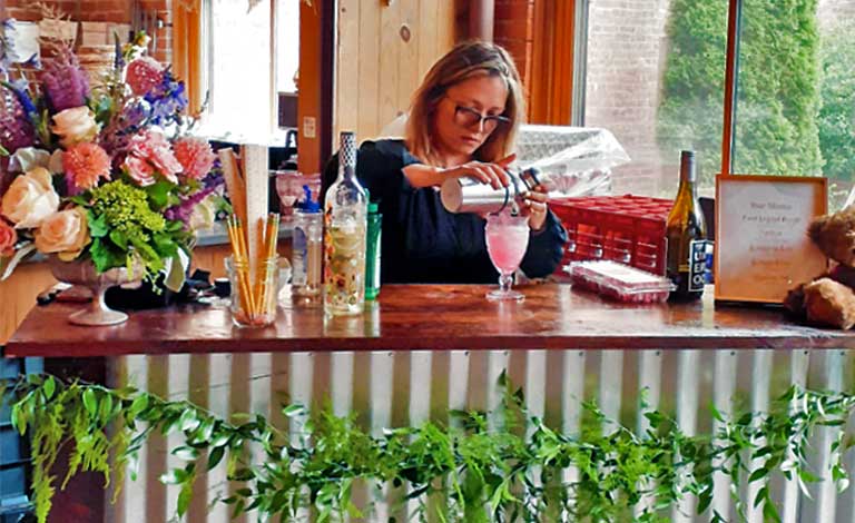 pour beverage service bartender