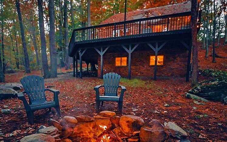 Raccoon Retreat exterior at night