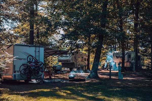 river-beach-campground-rvs-under-the-trees