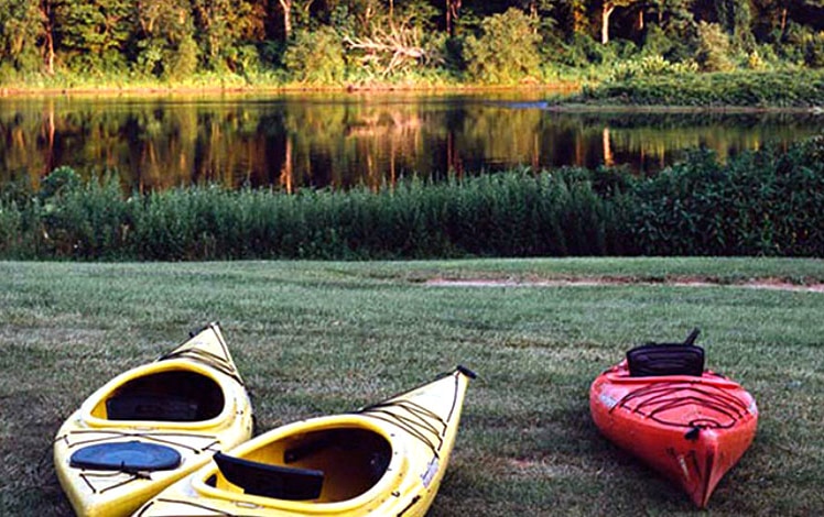 shawnee-river-trips-kayaks-on-the-shore-