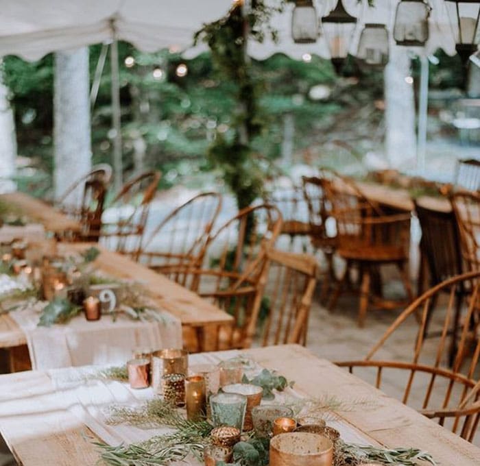 tall-timber-barn-wedding-table in daytime