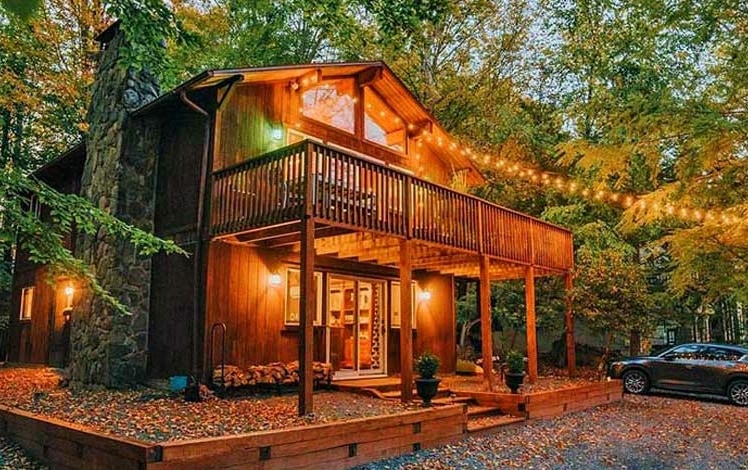 the green light lodge exterior at dusk