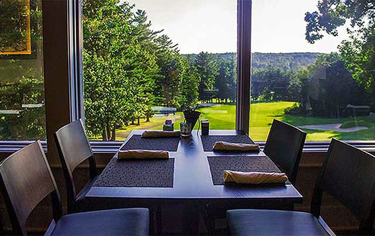 the-overlook-restaurant-table-overlooks-golf-course