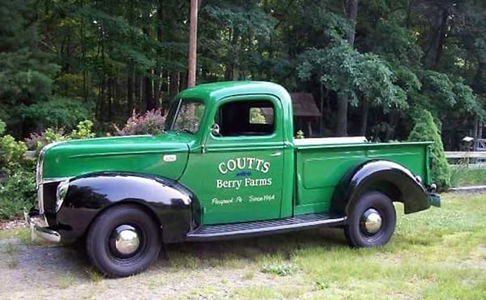 the-paupack-blueberry-farm-green-and-black-vintage-truck