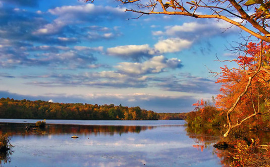 tobyhanna-state-park-lake-in-the-autumn
