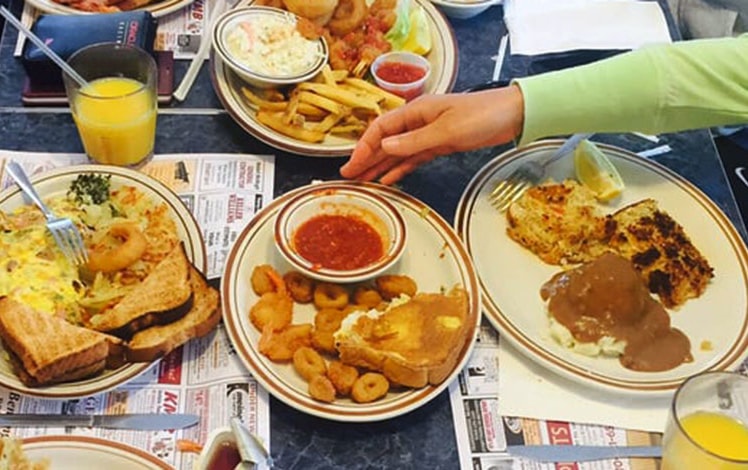 triplets-famly-diner-table-of-food