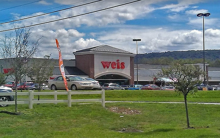 Weis Markets exterior of store and parking lot