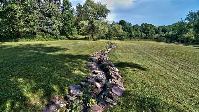 willow-pond-resort-path-to-pond