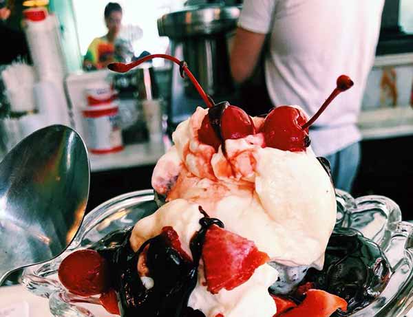 zoe's-ice-cream-emporium-sundae-with-strawberries